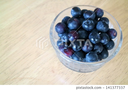 盛在玻璃碟中的藍莓 盛在玻璃碟中的藍莓 141377337