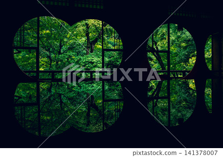 從嵐山遊雜亭的圓形窗戶望出去,可以看到一片綠色的小世界。 從嵐山遊雜亭的圓形窗戶望出去,可以看到一片綠色的小世界。 141378007