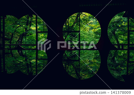 從嵐山遊雜亭的圓形窗戶望出去,可以看到一片綠色的小世界。 從嵐山遊雜亭的圓形窗戶望出去,可以看到一片綠色的小世界。 141378009