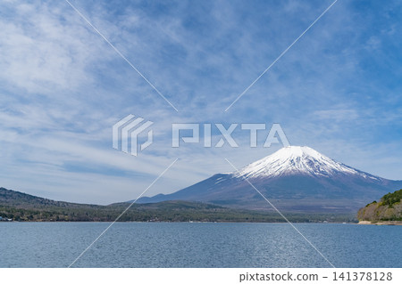 從山中湖畔的平野海灘眺望富士山的春日景色。 從山中湖畔的平野海灘眺望富士山的春日景色。 141378128
