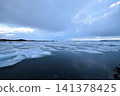 A tranquil Icelandic lake with floating ice floes (Jökulsárlón) 141378425