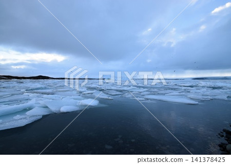 冰島寧靜的湖泊,漂浮著浮冰(傑古沙龍冰河湖) 冰島寧靜的湖泊,漂浮著浮冰(傑古沙龍冰河湖) 141378425