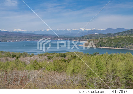 從山中湖全景平台眺望山中湖和南阿爾卑斯山的春日景色。 從山中湖全景平台眺望山中湖和南阿爾卑斯山的春日景色。 141378521