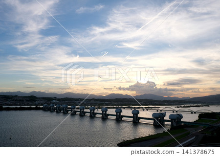 2025年7月,從富士島眺望,位於三重縣桑名市長島町名花之里西北方向。 2025年7月,從富士島眺望,位於三重縣桑名市長島町名花之里西北方向。 141378675