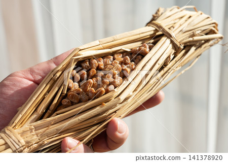 一名男子手捧著用稻草包裹的納豆（發酵大豆）。 141378920