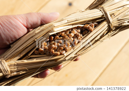 一名男子手捧著用稻草包裹的納豆（發酵大豆）。 141378922