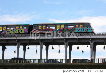 巴黎地鐵線橫跨塞納河上的鐵路橋。 巴黎地鐵線橫跨塞納河上的鐵路橋。 141379161