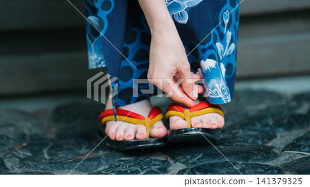 日本的夏天-身穿浴衣的女子的腳 日本的夏天-身穿浴衣的女子的腳 141379325