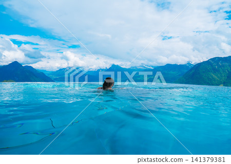 在瑞士的游泳池俯瞰山脈和湖泊 141379381