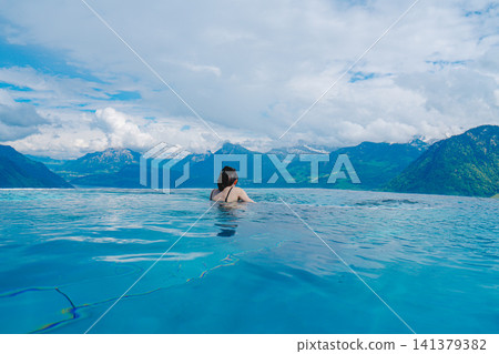 在瑞士的游泳池俯瞰山脈和湖泊 在瑞士的游泳池俯瞰山脈和湖泊 141379382