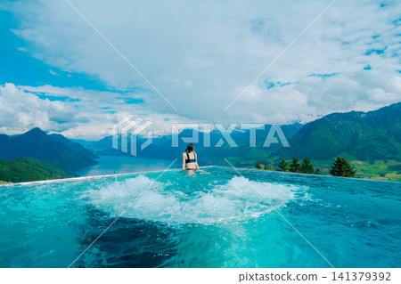 在瑞士的游泳池俯瞰山脈和湖泊 在瑞士的游泳池俯瞰山脈和湖泊 141379392