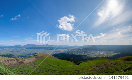 從熊本縣大觀坊眺望阿蘇穀的稻田和阿蘇五峰全景。 141379491
