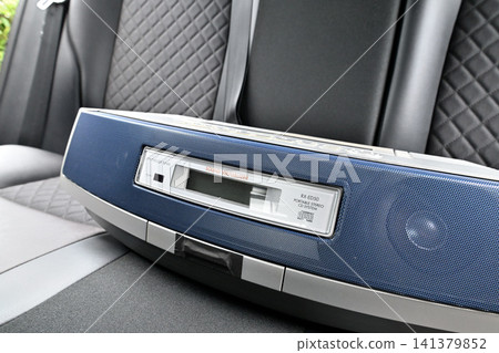 後座放著一台CD收音機磁帶錄音機。 141379852