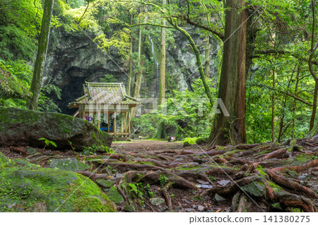 森林深處,一塊岩石後面,隱藏著一座小小的神社和瀑布。 森林深處,一塊岩石後面,隱藏著一座小小的神社和瀑布。 141380275