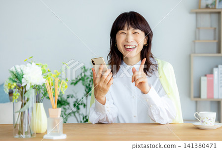 中老年女性正在看智慧型手機 141380471