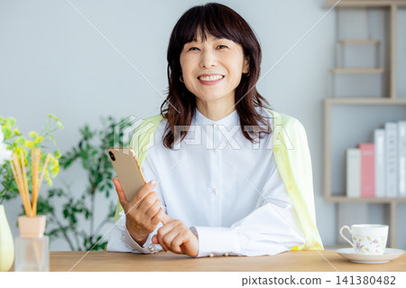 中老年女性正在看智慧型手機 141380482