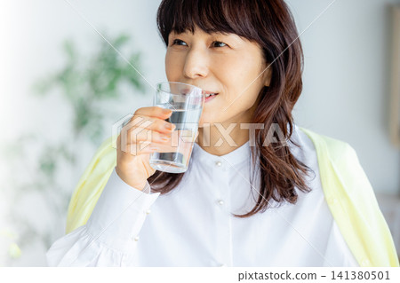 一杯水在客廳裡的中年女人 141380501
