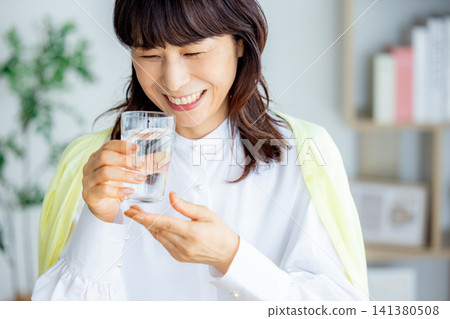 一杯水在客廳裡的中年女人 141380508