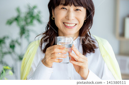 一杯水在客廳裡的中年女人 141380511