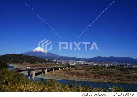 Mount Fuji and Mount Ashitaka stand out against the clear blue sky, with the Tomei Expressway and the Fujikawa River flowing by in the background. January Mount Fuji 2256 Tomei Fujikawa SA Downbound Exhibition Mount Fuji and Mount Ashitaka stand out against the clear blue sky, with the Tomei Expressway and the Fujikawa River flowing by in the background. January Mount Fuji 2256 Tomei Fujikawa SA Downbound Exhibition 141380870