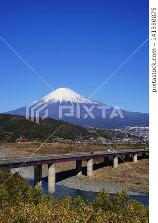 Mount Fuji stands out against the clear blue sky, with the Tomei Expressway and the Fujikawa River flowing by in the background. January Mount Fuji 2261 Tomei Fujikawa SA Downbound Exhibition Mount Fuji stands out against the clear blue sky, with the Tomei Expressway and the Fujikawa River flowing by in the background. January Mount Fuji 2261 Tomei Fujikawa SA Downbound Exhibition 141380875