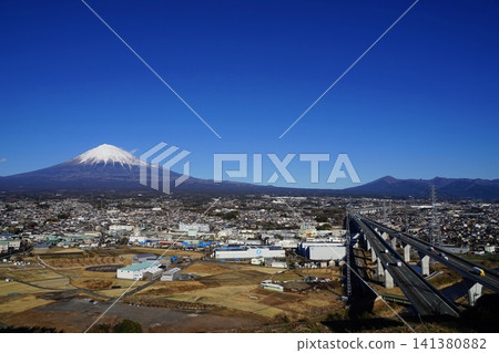 富士山和足座山在湛藍的天空映襯下格外醒目,新東名高速公路蜿蜒穿過這片美景。一月,富士山2270,富士宮市和新東名高速公路 富士山和足座山在湛藍的天空映襯下格外醒目,新東名高速公路蜿蜒穿過這片美景。一月,富士山2270,富士宮市和新東名高速公路 141380882