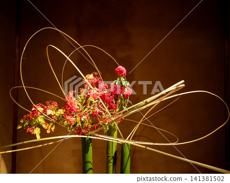 Vibrant flowers arranged in a magnificent Japanese-style room Vibrant flowers arranged in a magnificent Japanese-style room 141381502