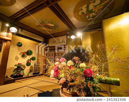 Vibrant flowers arranged in a magnificent Japanese-style room Vibrant flowers arranged in a magnificent Japanese-style room 141381506