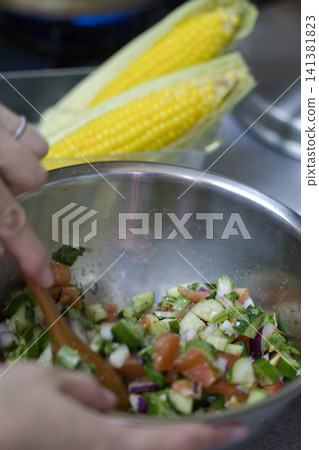 甜玉米和摩洛哥風味新鮮沙拉 甜玉米和摩洛哥風味新鮮沙拉 141381823