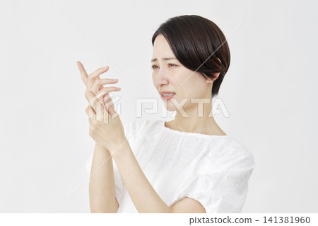 中年婦女，手部疼痛，白色背景 141381960