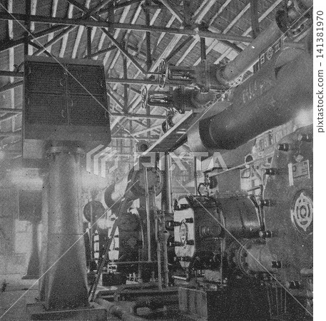 1951 年的老照片，熊本縣荒尾市：三井三池煤礦四山礦坑的空氣壓縮機。 141381970