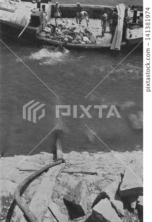 1951 年舊照片,福岡縣大牟田市:三井三池煤礦初島(用於隧道通風的人工島)的施工現場。 1951 年舊照片,福岡縣大牟田市:三井三池煤礦初島(用於隧道通風的人工島)的施工現場。 141381974