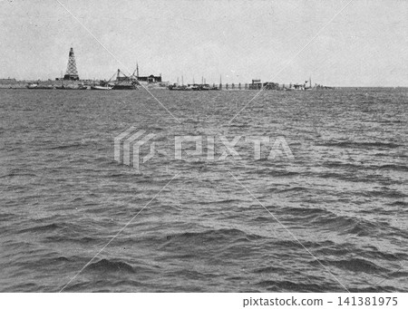 1951 年舊照片,福岡縣大牟田市:三井三池煤礦的初島(1951 年建成的用於隧道通風的人工島)。 1951 年舊照片,福岡縣大牟田市:三井三池煤礦的初島(1951 年建成的用於隧道通風的人工島)。 141381975