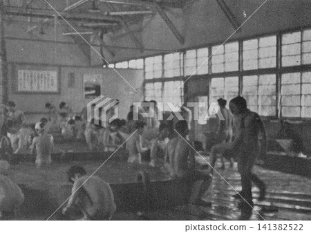 1951 年的老照片:日本煤礦裡的大型公共浴池。 1951 年的老照片:日本煤礦裡的大型公共浴池。 141382522