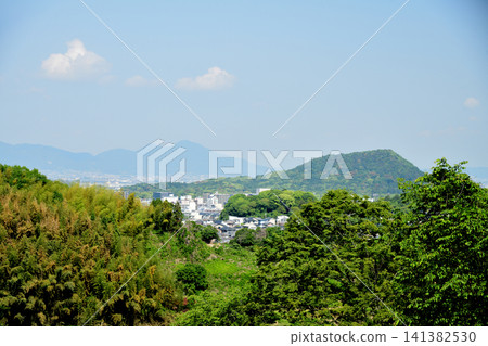 View of Mt. Unebi and Mt. Futakami from Amakashi Hill [Asuka Village, Nara Prefecture] 141382530