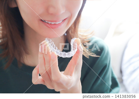一個戴著喉舌的女人 141383056