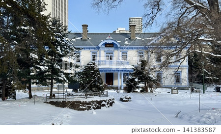 Elegant Western mansion standing in a quiet winter garden Elegant Western mansion standing in a quiet winter garden 141383587