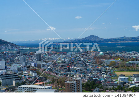 從北海道函館市五稜郭塔眺望函館市及函館灣的春日景色。 （旅遊景點） 141384904
