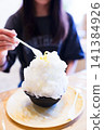 Eating shaved ice [A summer tradition] 141384926