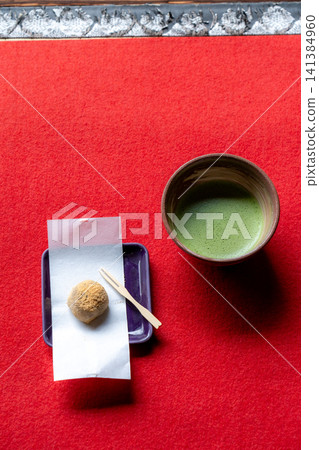 享用抹茶和日式甜點,放鬆一下。 享用抹茶和日式甜點,放鬆一下。 141384960