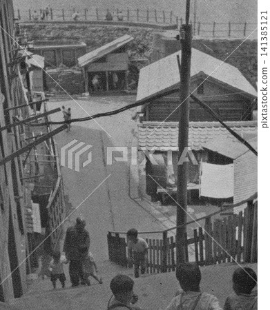 1951 年的老照片,長崎軍艦島:日薪住房綜合體 16 號大樓前的地獄階梯(當時端島煤礦仍在運作)。 1951 年的老照片,長崎軍艦島:日薪住房綜合體 16 號大樓前的地獄階梯(當時端島煤礦仍在運作)。 141385121
