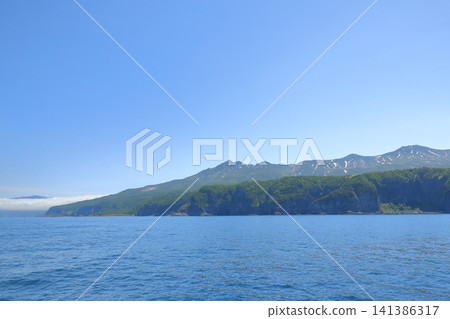 知床半島伸入鄂霍次克海的景色 知床半島伸入鄂霍次克海的景色 141386317
