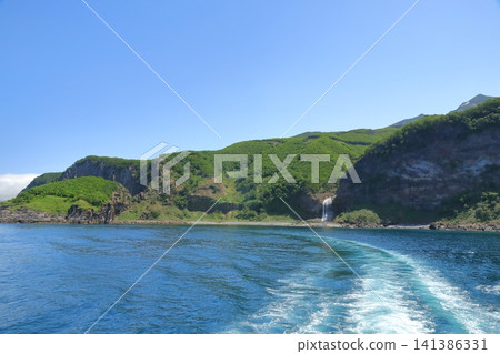 The view of the sea surface with the ship's wake and the Kamuiwakka Falls. 141386331
