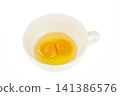 白色杯子裡的雙黃蛋（雙胞胎蛋） 141386576
