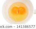 白色杯子裡的雙黃蛋（雙胞胎蛋） 141386577