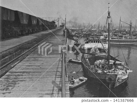 1951 年,福岡縣北九州市,老照片:若松港從築峰煤田裝載煤炭。 1951 年,福岡縣北九州市,老照片:若松港從築峰煤田裝載煤炭。 141387666