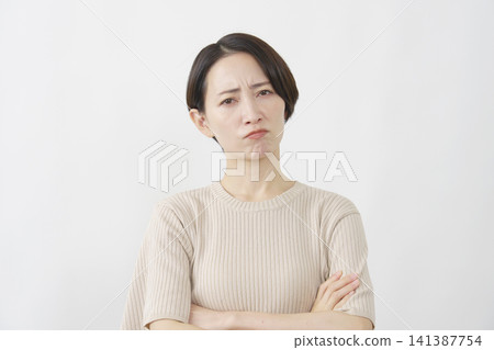 憤怒的中年女性，白色背景 141387754