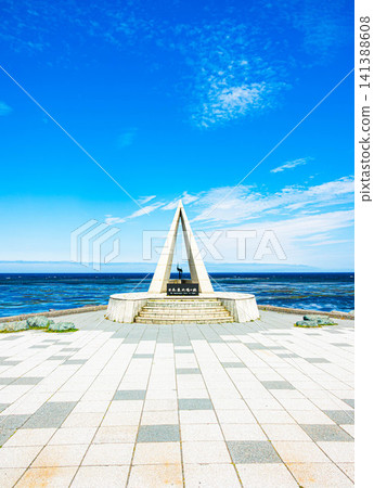 日本最北端的宗谷岬位於北海道稚內市,即使在盛夏,您也能在這裡享受藍天白雲和涼爽清新的氛圍。 日本最北端的宗谷岬位於北海道稚內市,即使在盛夏,您也能在這裡享受藍天白雲和涼爽清新的氛圍。 141388608
