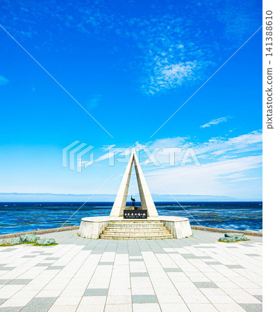 日本最北端的宗谷岬位於北海道稚內市,即使在盛夏,您也能在這裡享受藍天白雲和涼爽清新的氛圍。 日本最北端的宗谷岬位於北海道稚內市,即使在盛夏,您也能在這裡享受藍天白雲和涼爽清新的氛圍。 141388610