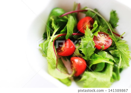 Baby leaf and cherry tomato salad Baby leaf and cherry tomato salad 141389867